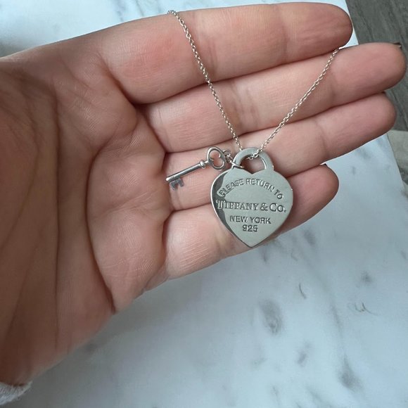 Return to Tiffany Heart Tag and Key Pendant - Picture 3 of 8